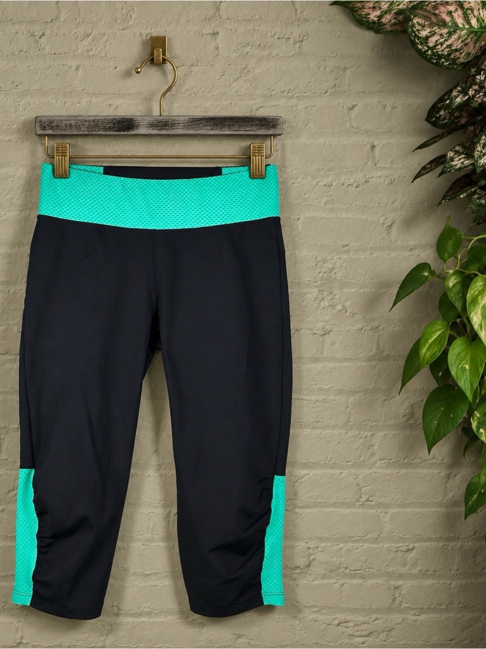 Calvin Klein Performance Black Aqua Mesh Colorblock Capri Leggings Size Medium